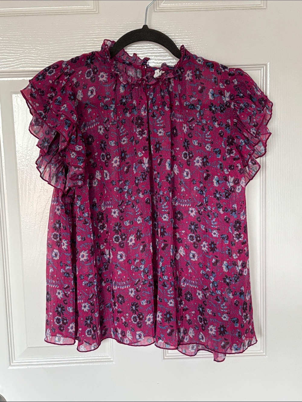 255. Anthropologie Ruffle Floral Short-Sleeve Blouse in Magenta Size Small
